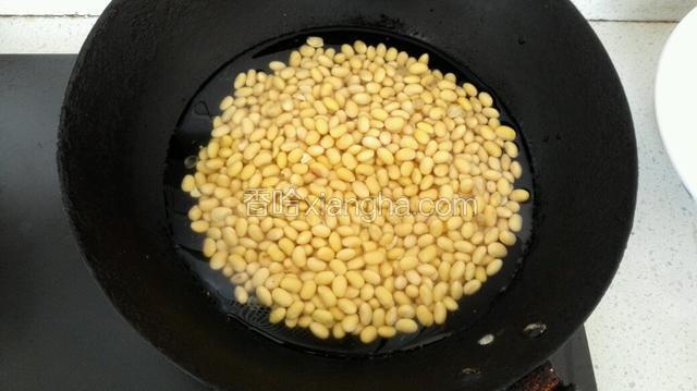 黄豆放煮锅煮熟。