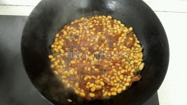 热锅凉油，下入葱姜蒜爆香。同时下入豆芽和肉皮翻炒，下入适量盐，料酒，老抽翻炒均匀入味。