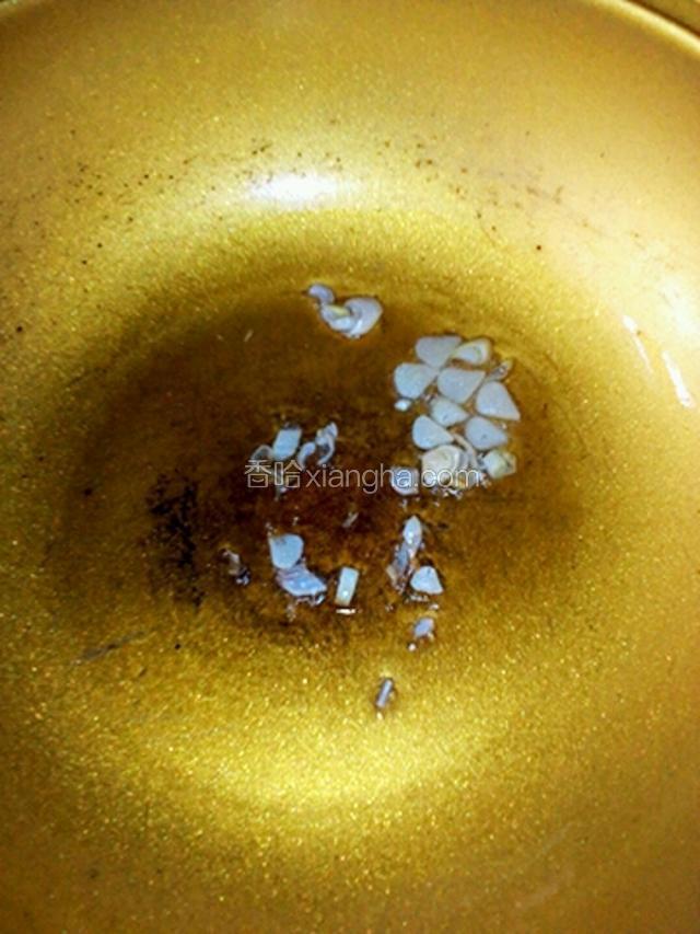 起锅烧油热放入葱蒜出香