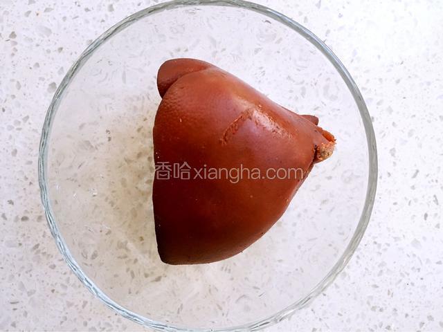 准备一块熟的酱猪肝;