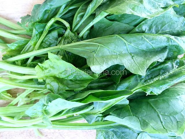 菠菜择洗干净待用;