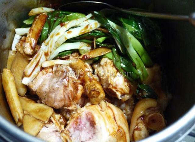 再加豆瓣酱、酱油，酒，胡椒粉，
等煮沸后再加入适量的温水盖过食材三分之二
