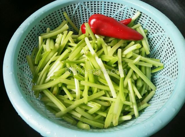 撕去外皮，折成断和红椒洗净