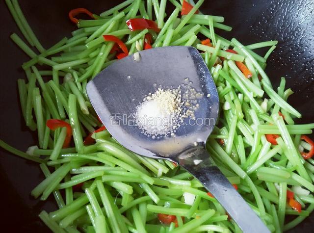 炒至地瓜梗稍微发软，放入盐和鸡精翻炒均匀即可出锅