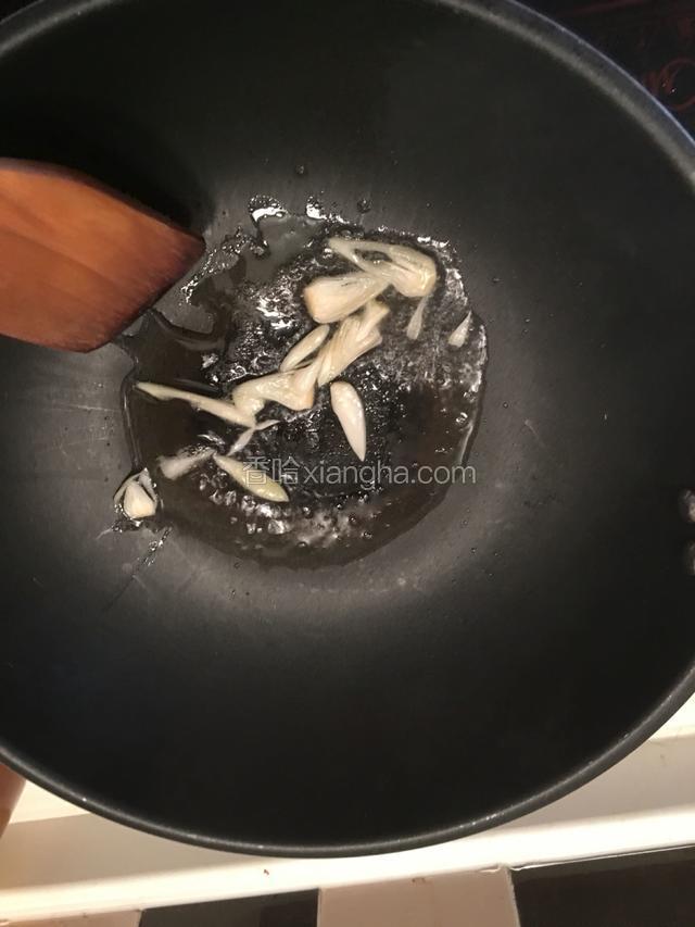热锅，下花生油，先放蒜爆香
