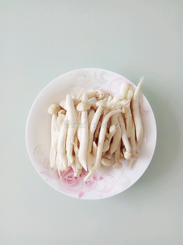 海鲜菇洗净切段