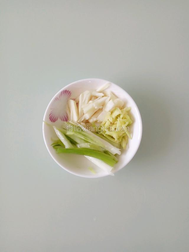葱姜蒜切丝备用