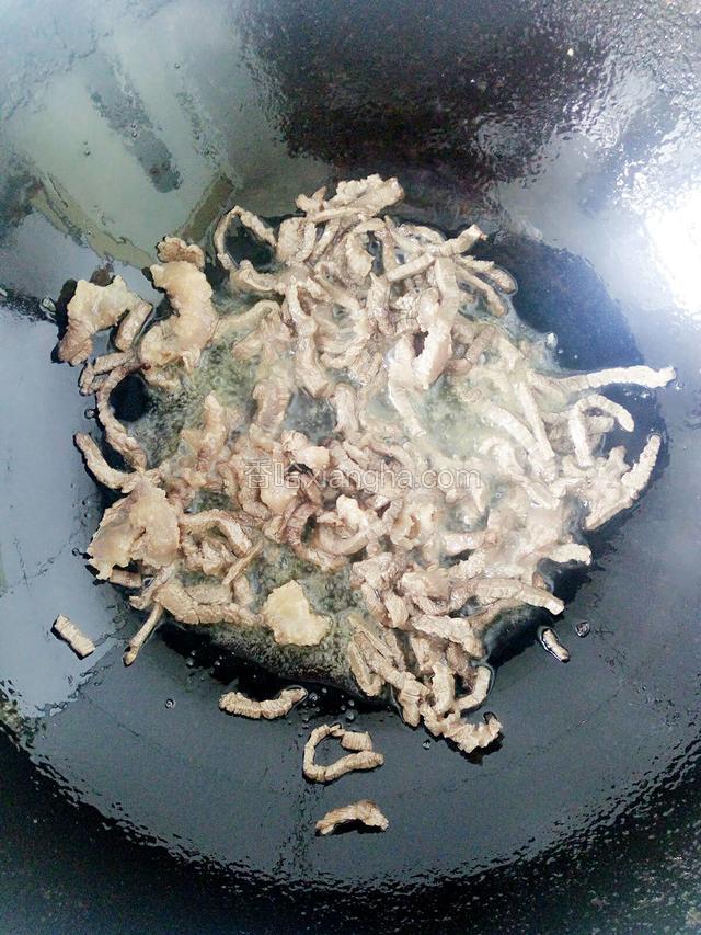 锅内放油，七成热放入牛肉丝，炒至变色