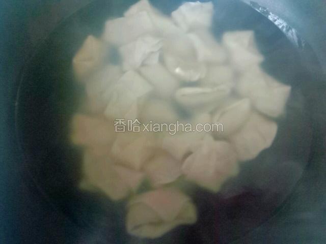 锅内烧水开锅下馄饨煮，点水3次，就好啦