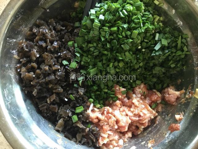 韭菜洗净切丁，木耳切丁，和拌好的肉馅放在一个盆子里。