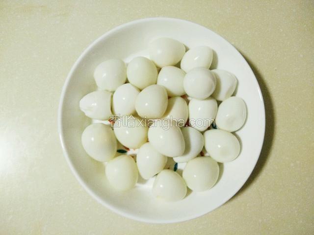 如图这是剥去壳的鹌鹑蛋