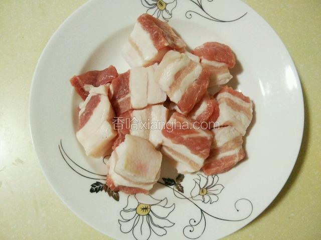 将五花肉切块