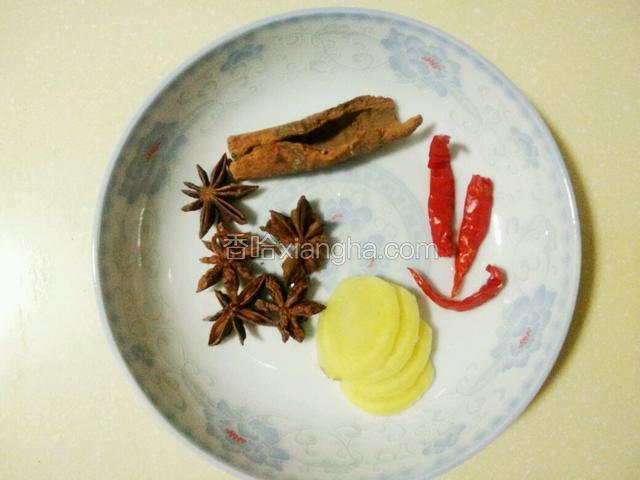将姜切片，和桂皮，八角，干红椒放盘子里备用