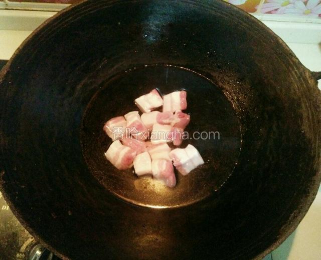 将锅加水放五花肉开大火加入料酒焯水