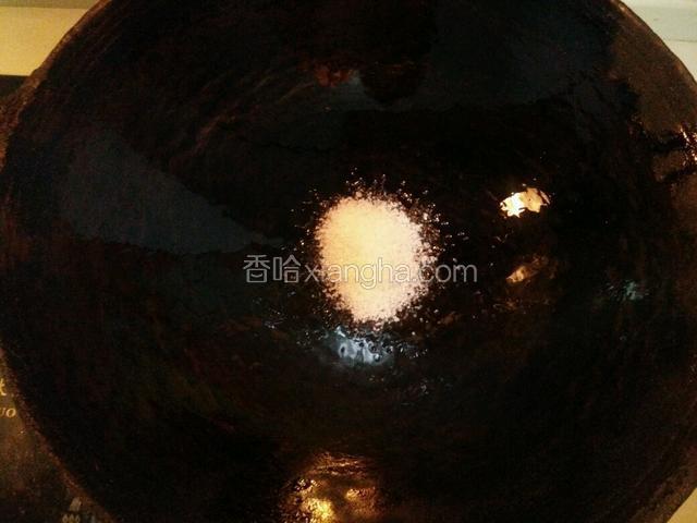 冷锅少许冷油加入糖炒糖色