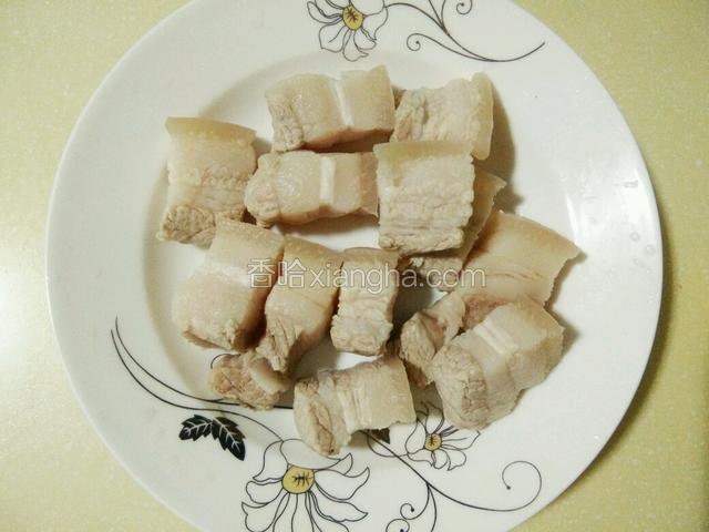 焯水后的五花肉盛盘备用