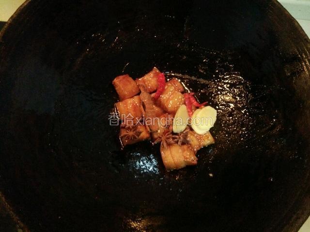 倒入桂皮，八角，姜片，干红椒一起煸出香味儿