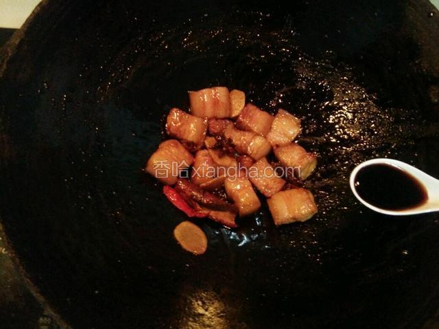 加入老抽继续煸炒上色