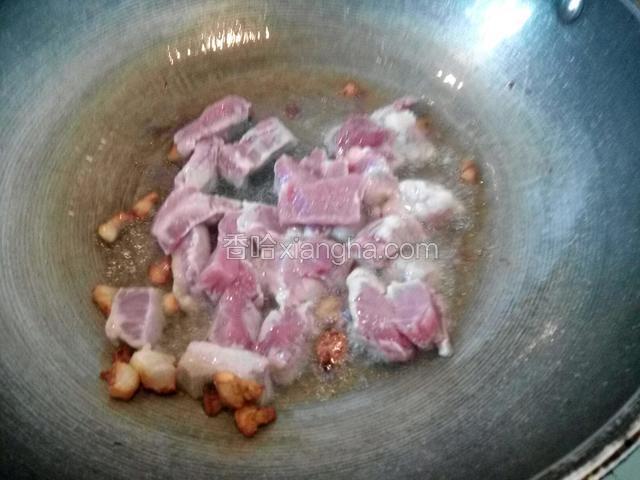 锅热炸肥肉，倒入瘦肉翻炒