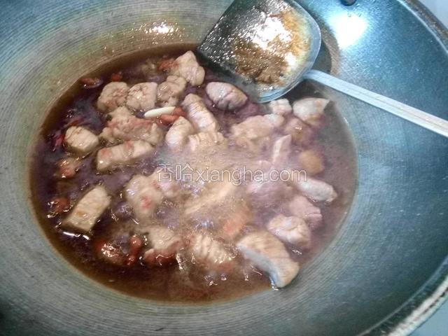 加适量清水煮开，小火炖