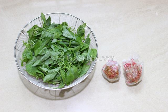 准备好食材，松花蛋只需1个