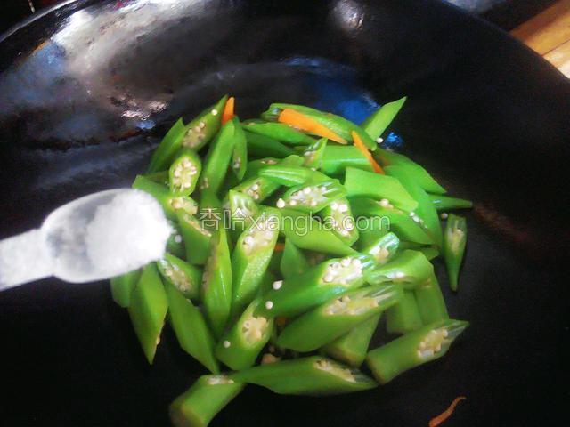 煸炒至秋葵断生后加入鸡精即可出锅