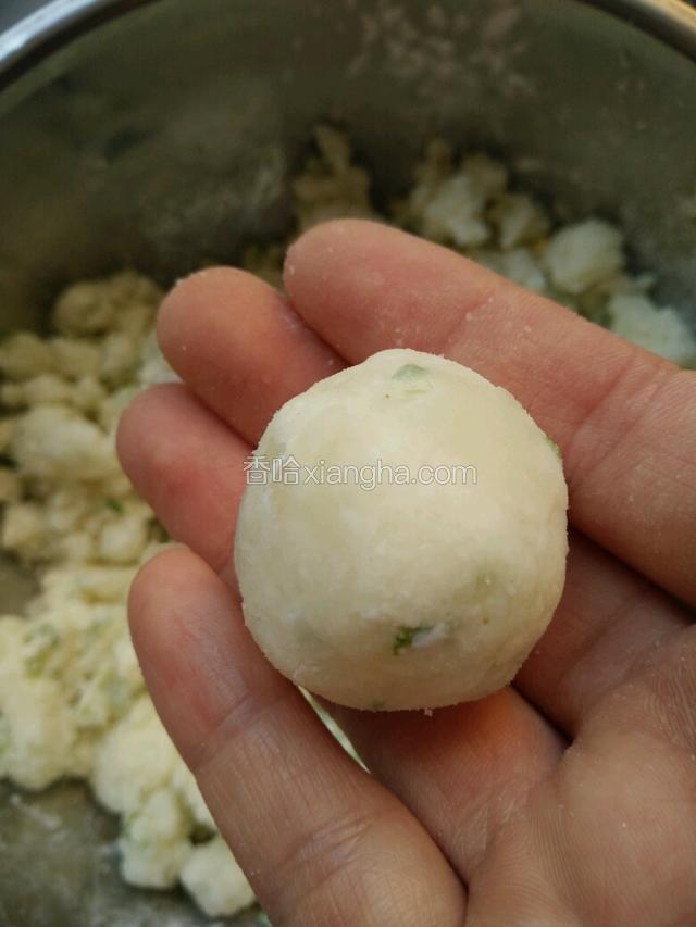 用手做成这样的小圆球