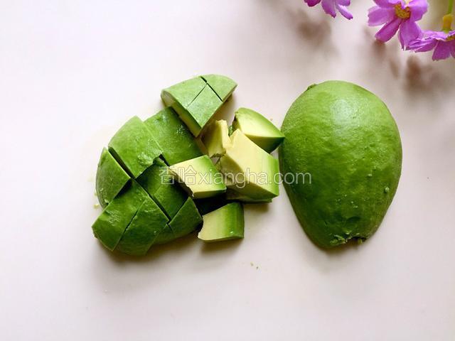 牛油果去皮、去核，切块
