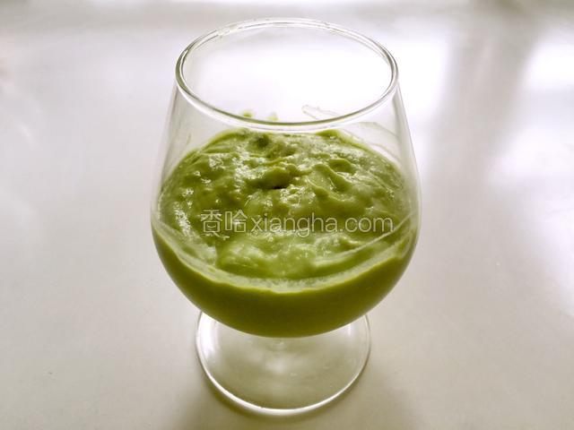 榨好的牛油果奶昔倒入杯中，顺便洗好榨汁机