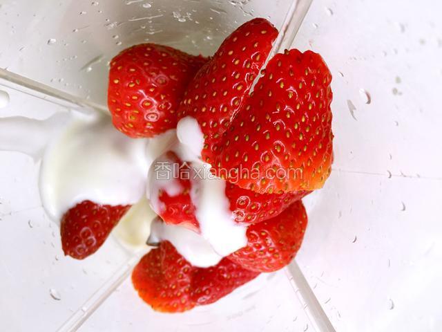 草莓加30g酸奶、一勺蜂蜜，倒入榨汁杯