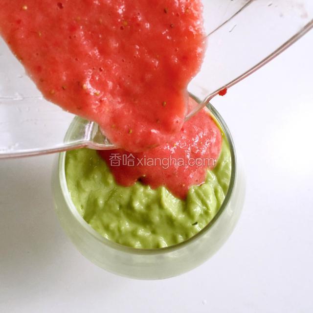 将榨好的草莓奶昔也倒入杯中