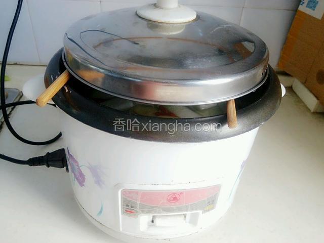 同样是用两根筷子放在电饭锅上，把盖子支撑起来，留一些缝隙，要不然煮出来的冬瓜会有点发黄，会不好看，炖二十分钟左右，冬瓜熟了，放入盐和鸡精搅拌一下就可以出锅了。