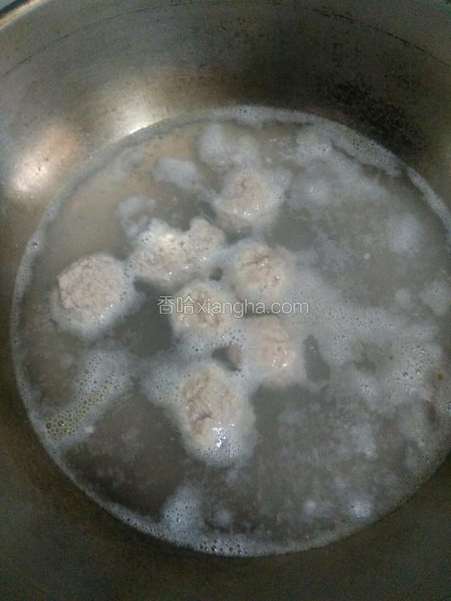 水开，用勺子挖个圆形轻轻的放入锅中