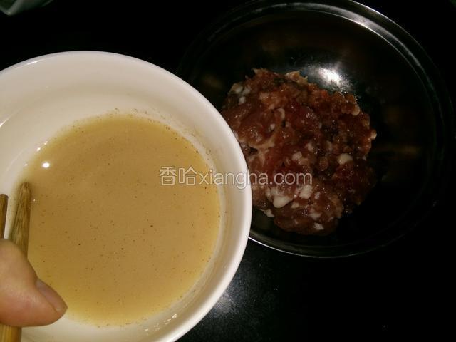 料酒，淀粉温水混合后，分次搅到肉馅里。