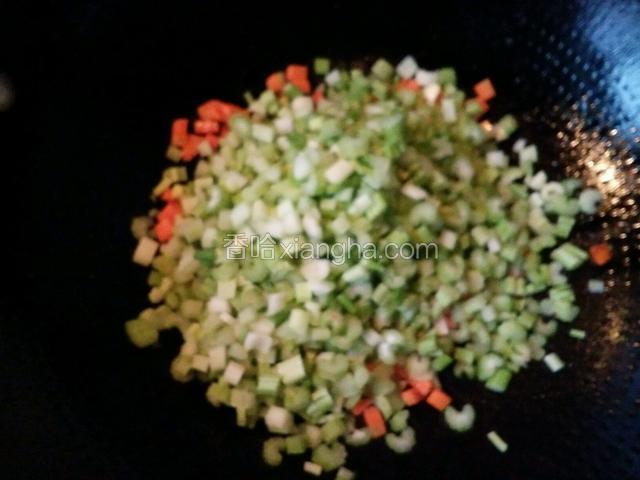 倒入芹菜丁，翻炒。