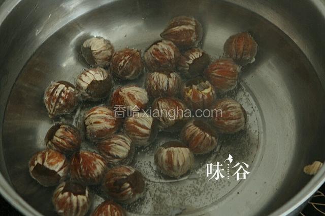 将板栗放入滚水中2分钟捞出。