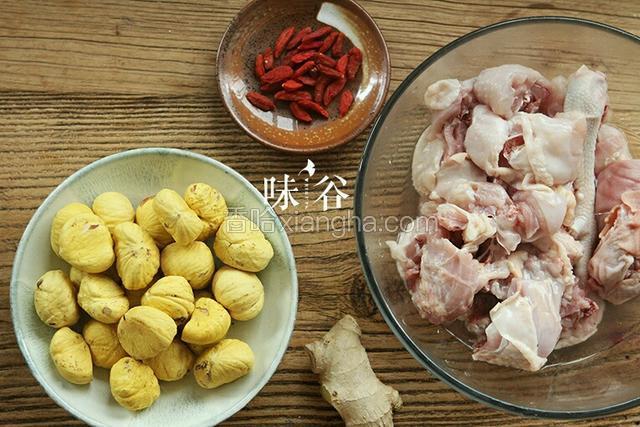 准备好其他材料，鸡肉斩块。