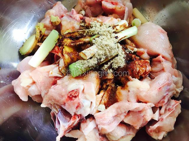给鸡腿里放入一根葱段，少许姜片，半勺盐，一勺胡椒粉，一勺料酒，一勺酱油，搅拌均匀，腌制两个小时。