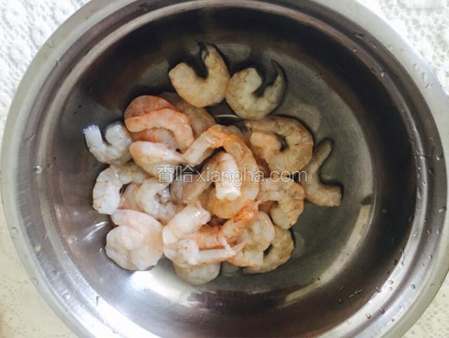 鲜虾去头去皮，剥出虾仁，用牙签挑出虾线