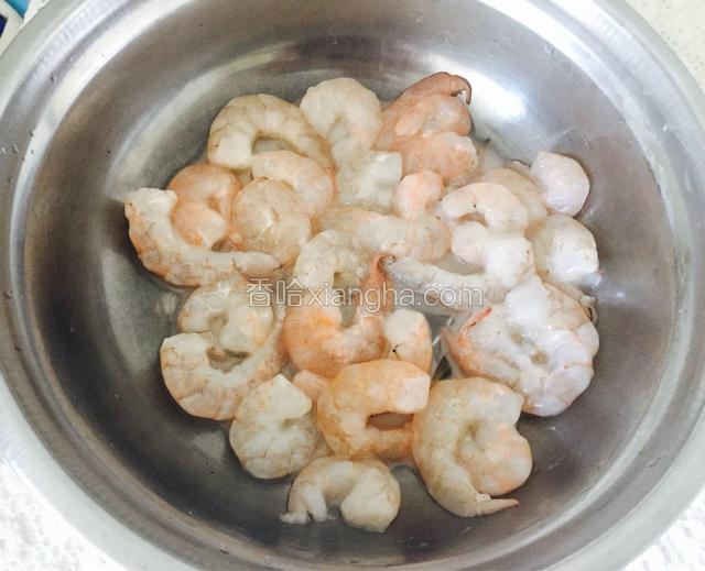 用淀粉和蛋清腌制二十分钟