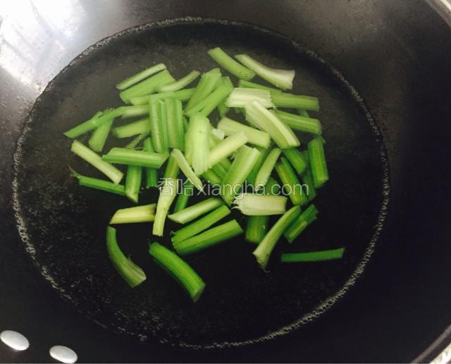 锅内加水烧开，先把西芹放进去焯水，这样做出来清脆爽口又便于炒的时候入味