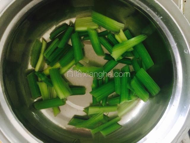 焯水后捞出放冷水浸泡