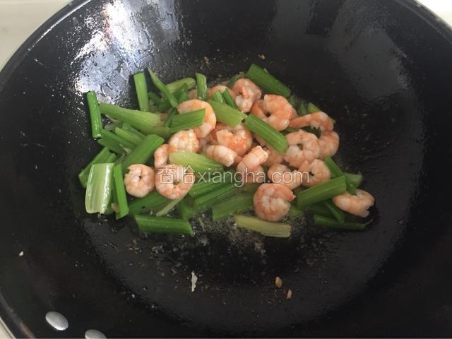 翻炒片刻后加入西芹，放盐，白糖，鸡精调味