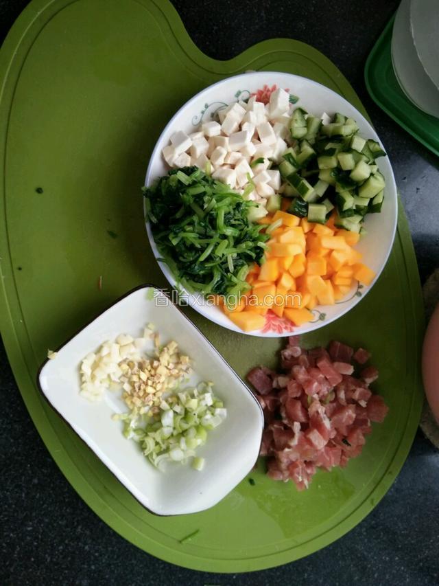 开始把备好的材料全部切成丁备用。


