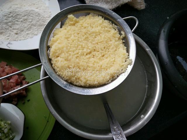 电饭锅开锅煮5分钟，用笊篱把水控出来，在过一下凉水，控出来的水不要倒掉一会还要用。
