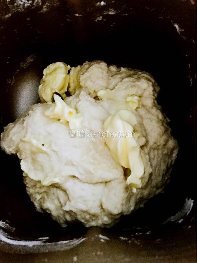把黄油放入和了10分钟的面团里，再和面45分钟