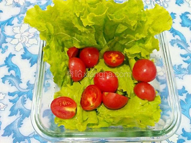 生菜撕一下铺底，放点圣女果。