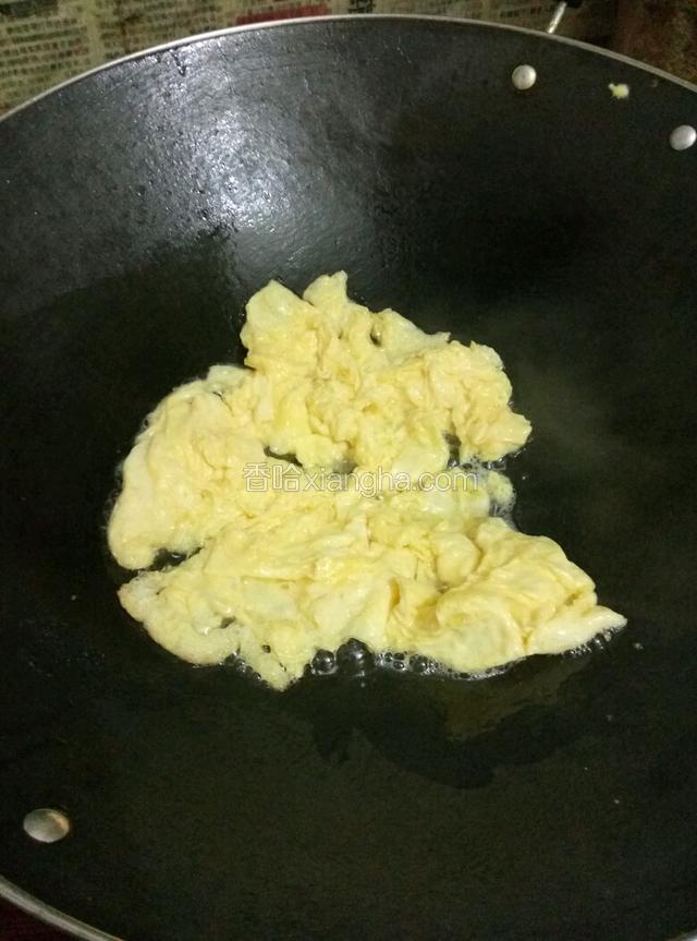 干锅放油，倒入蛋液，待蛋液凝固，盛出备用