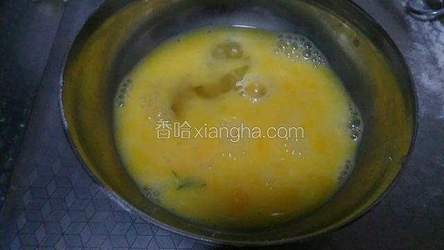 鸡蛋打入碗中搅匀