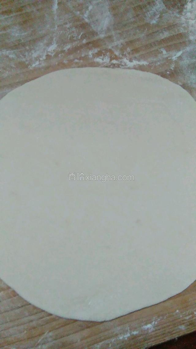 用擀面杖擀成一个薄饼。